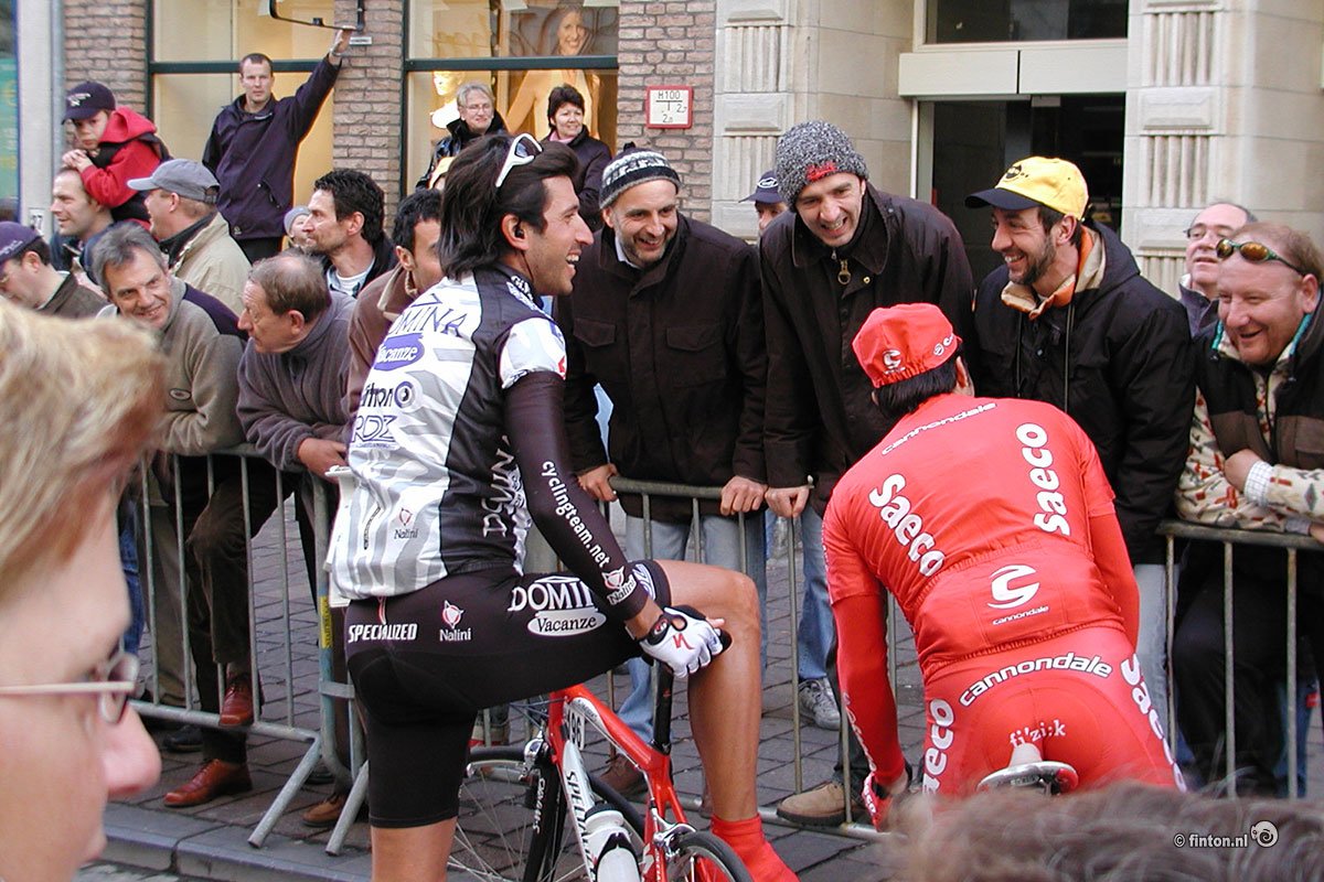 Ronde van Vlaanderen 04/04/2004. Gian Matteo Fagnini shares a joke with his fans before the start in Bruges.

Share your own photos on: yourcyclingphotos.com

#brugge #bruges #deronde #fagnini #dominavacanze #cycling #wielrennen #ciclismo
