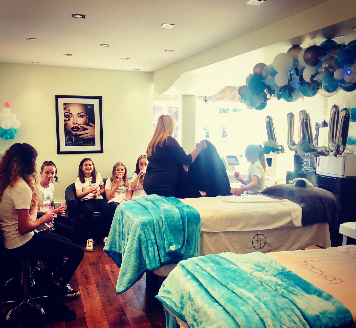 HeavenMens's tweet image. A big Happy B-day to LULU who turns 13 today! 🎈To celebrate her special day Deborah treated the girls to a luxurious day of pampering and treats (with HUGE cake) @Salon_Heaven. Thanks to #SamCallaghan for coming to see us and making the day even more memorable! @CallahanMusic_