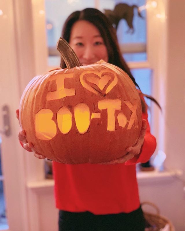 TeawithMD's tweet image. Did you all celebrate #Halloween this weekend? What did you dress up as? I’ve been seeing some pretty creative costumes here on IG!
.
I didn’t have a costume but I did make this #bootox pumpkin pumpkin🎃😂 Hope your Monday is off to a great start! ift.tt/2OegWjo