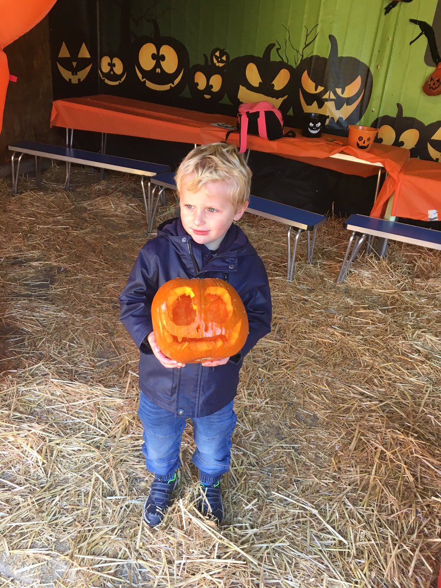shelbluvbug's tweet photo. Yet another awesome day @LeeValleyFarms .... spooky times #PumpkinPics https://t.co/kSSG5mT0Gw