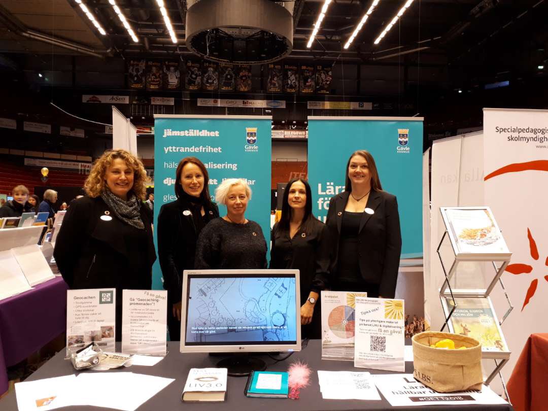 Sofia_Lord's tweet photo. Roligt på #GETT2018 idag! 😊 Många intressanta möten och diskussioner! Här är vi som ställde ut på temat lärande för hållbar utveckling och digitalisering, ordnade workshop och miniföreläste. #LHUGavle #Agenda2030 https://t.co/MaTuqsU1LD
