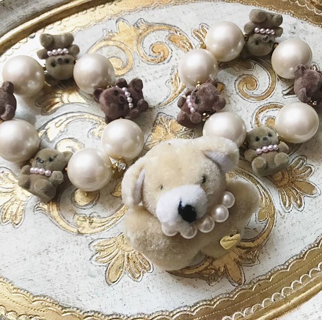 moegi_design's tweet photo. WALL福岡さんへ〜🐻🐻🐻
♡
#sedmikrasky #popupshop #event #fukuoka #teddybear #bear #pearl #stuffdoll #bearbracelet #bearring #vintagebeads #vintagedoll #vintagetoy #個性派アクセサリー https://t.co/bo73FzYB2A