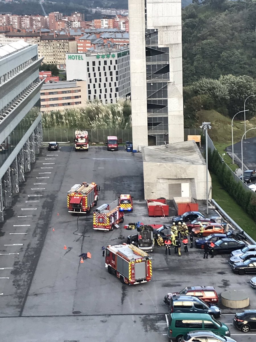 Ciudadano_zero_'s tweet photo. Viendo como entrenan los @BomberosBilbao para salvar vidas. https://t.co/Ob7RACwxaD