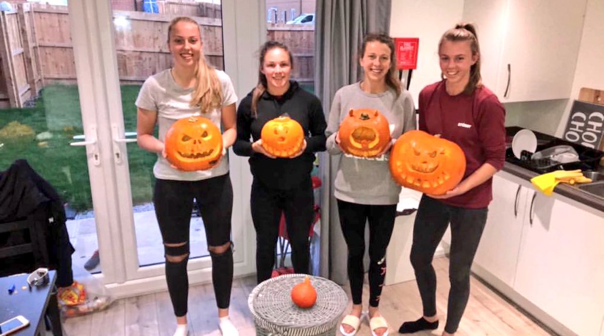 OSAllowed's tweet photo. Pumpkin Carving ๐
#MUWomen #MUWF #MUFC https://t.co/aYgmrCSubW