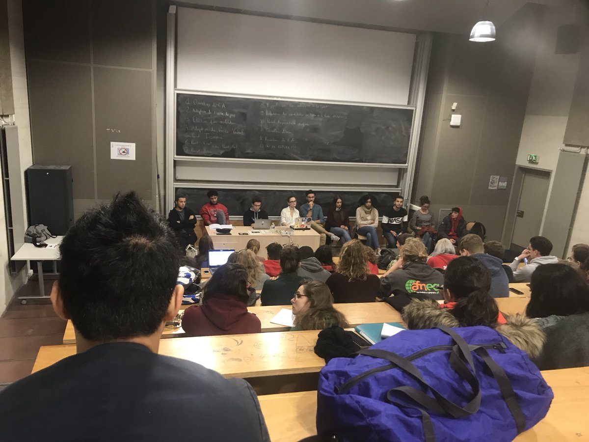 R_mthieu's tweet photo. Des années après avoir participé à la (re)création puis présidé la @P7fede; je suis de retour sur les bancs de @ParisDiderot pour l’assemblée générale. 7ans déjà, la structure est pérenne et il y  encore plus d’assos !! Bravo @Rebecc__A pour le travail accompli !👏🏾 cc @VPE_P7 https://t.co/iZFUWK7761