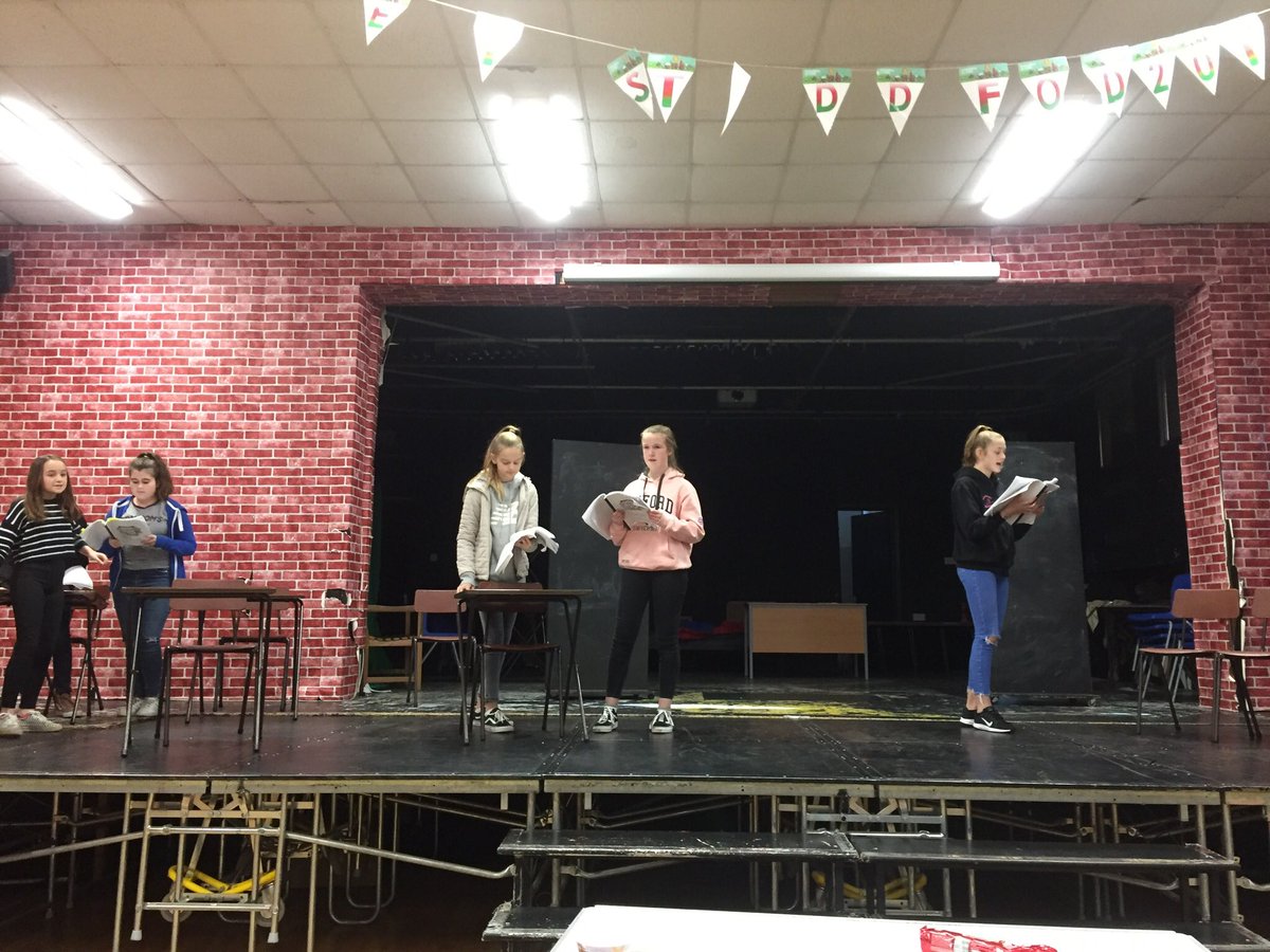 DramaLlanhari's tweet photo. Cynnydd da wrth flocio symudiadau ac ymarfer caneuon Act 2 heddiw. Diolch yn fawr i’r rhai a oedd yn bresennol! GC hanner tymor yw dysgu eich geiriau wrth gwrs! 🎭🎶@YsgolLlanhari #yrysgolroc18 #schoolofrock18 https://t.co/CnEGem1Vf8
