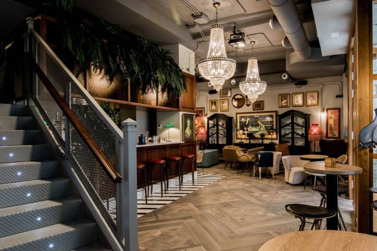 Hoy reabre sus puertas un histórico de la restauración valenciana. Bienvenido, de nuevo, #CafeMadrid, cuna y futuro del #cocktail, con @IvanTalens y <a href="/NachoKaymus/">Nacho Romero</a> al frente buff.ly/2ShhUih