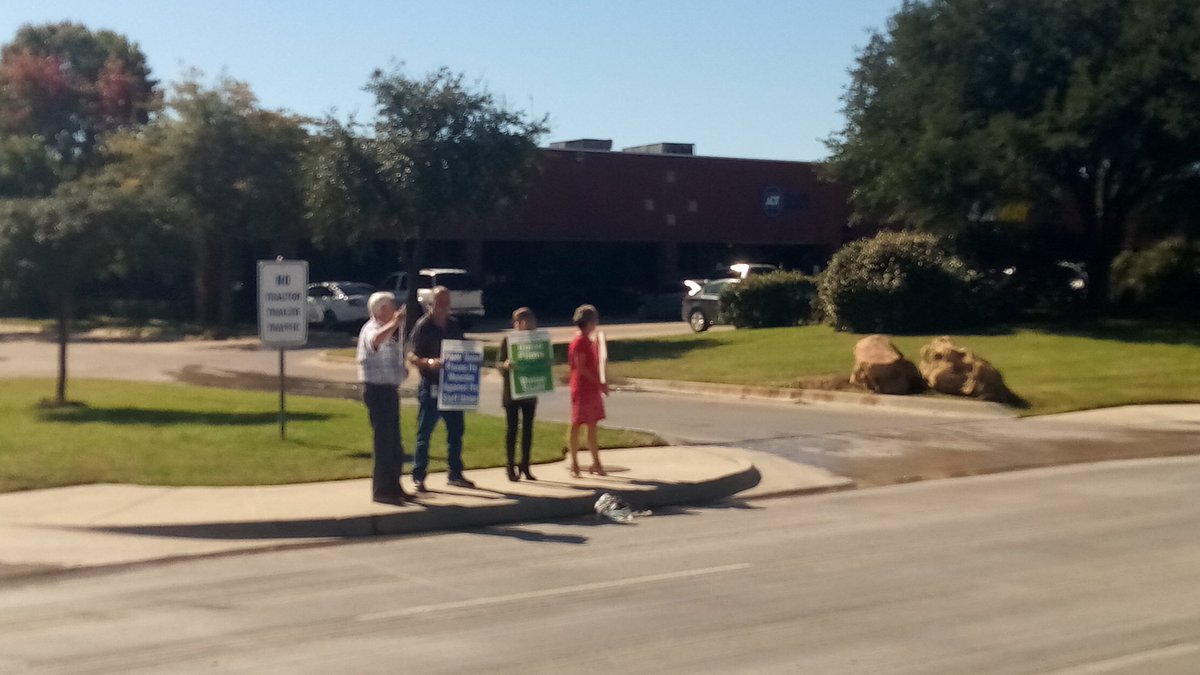 APAStaff's tweet photo. Hey, @NBCDFW and @CBS11! Ever seen a union picketed by a union? Happening now at @AlliedPilots. https://t.co/hBnOTJ0RhC