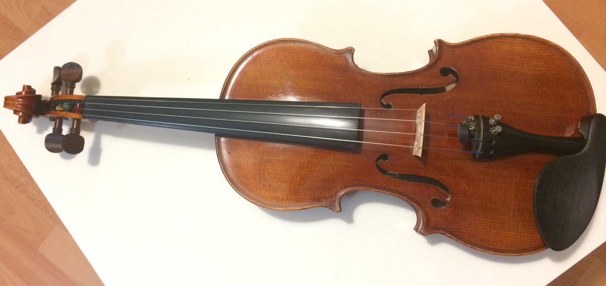 El <a href="/Luthiersedr/">Luthier Sant Esteve De Les Roures</a> fa feina fina fina mentre deixa mig encolada alguna de les parts de l’ #Stradiroures. Ja torno a tenir el violí a punt (i brillant) per rascar-lo a Lledoners! #culturacatalana #freetothom #noatot