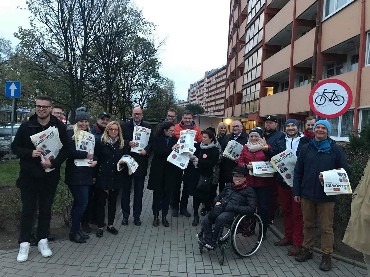 MrowickiRafal's tweet photo. Jeszcze niedawno po dwóch stronach, a dziś radna @aowczarczak i poseł @adam_korol z @Platforma_org pomagają prezydentowi @AdamowiczPawel w kampanii.
Źródło: @GDNPiotr https://t.co/82cyN8mhcV https://t.co/y58Y96doDg