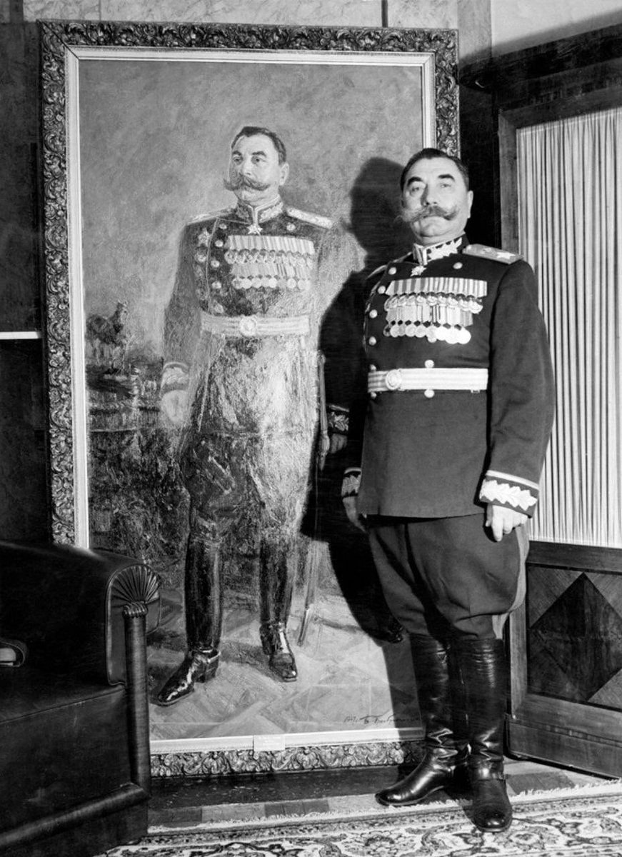 Легендарный Семён Будённый со своим портретом, СССР 1950 год.