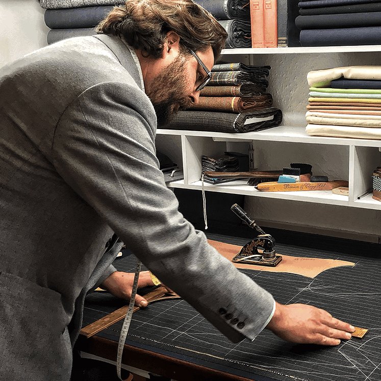 We love this shot of Oliver Cross, Head Cutter at <a href="/BensonAndClegg/">Benson & Clegg</a>, doing what he does best. #PiccadillyArcade (📸 <a href="/stjameslondon/">St James’s London</a>)