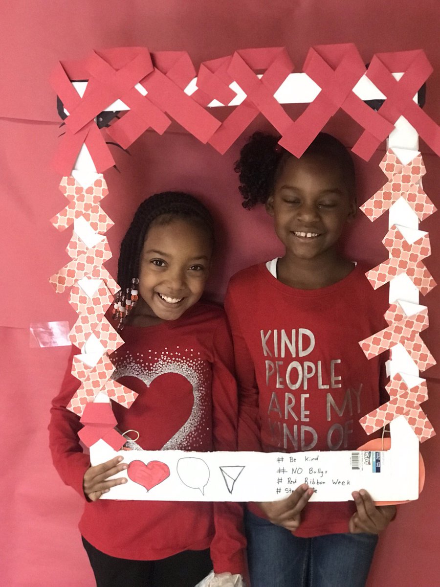Stews3rdGrClass's tweet photo. #RedRibbonWeek #MVWES @MVWES_SCA We pledge to be healthy, drug-free and bully-free 🙌🏼🙌🏼😊😊 https://t.co/h23cOBSL0D