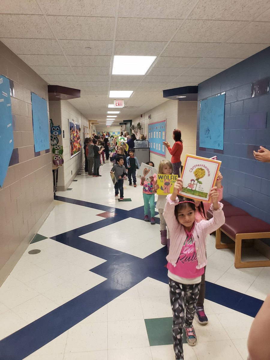 tkeith27's tweet photo. Kindergarten celebrates becoming readers with a Book Parade! The whole school helped us celebrate our hard work! @ThinkMBE @mrskellykubik @LJenningsKinder https://t.co/oGdlqGMpXp