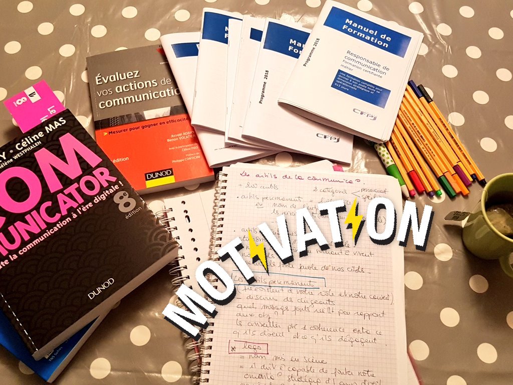 NathMarechal's tweet photo. Parée pour travailler sur ma #certification avec mes cours du @CFPJ et les livres d'@AssaelAdary ! Il n'y a pas que les enfants qui ont des devoirs pendant les vacances 😉
#MondayMotivation #communication https://t.co/cCTI9TBGS0