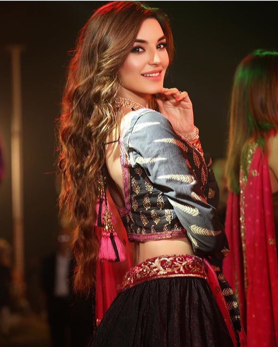 ShowbizAndNewz's tweet photo. #SadiaKhan totally slaying in this beautiful Lehnga Choli by #divanipakistan 😍👗♥️ https://t.co/brNQuKniPg