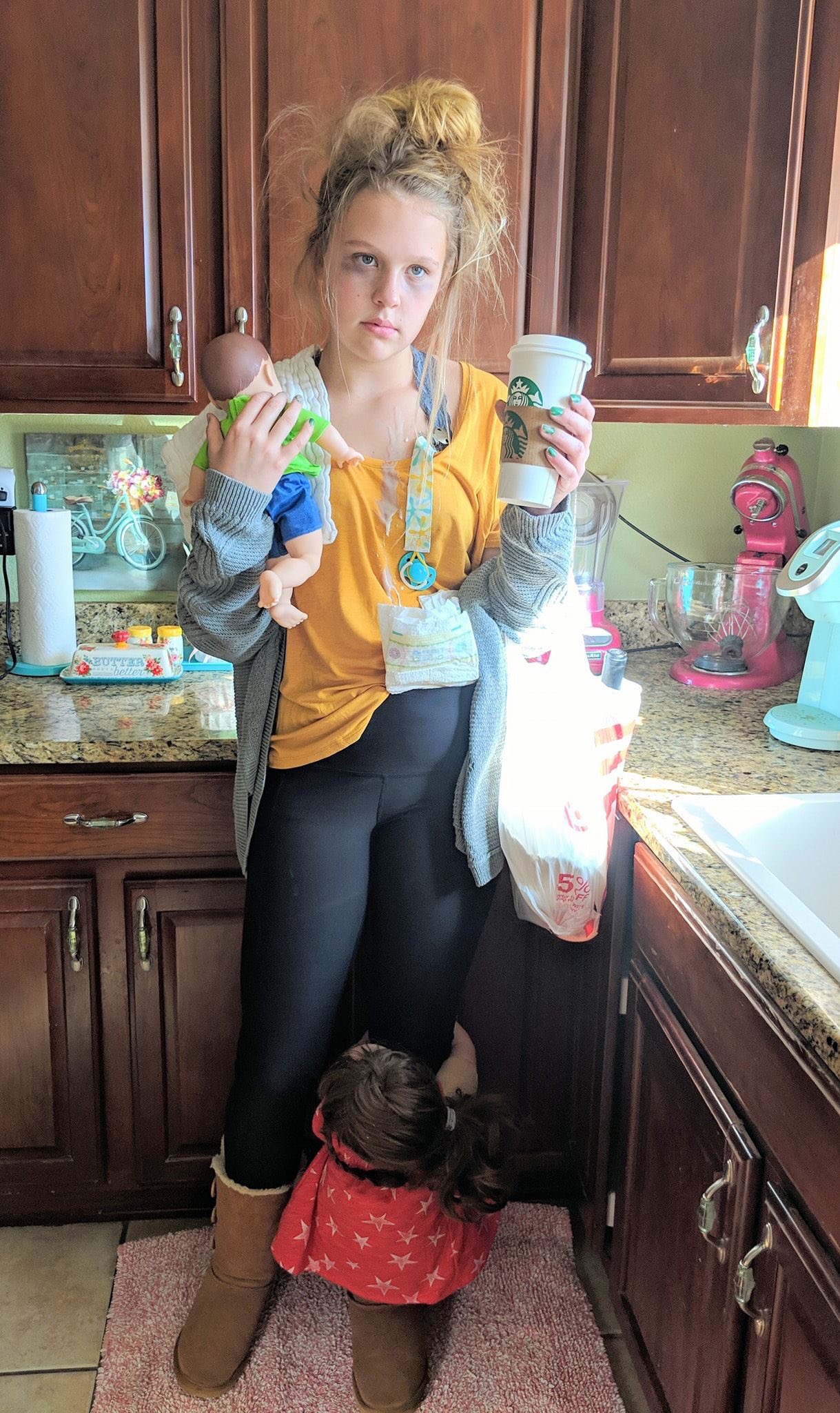 This “Tired Mom” costume is everything 😂 totally nailed it. . . . 📷: The Hartsocks’ Photography (FB page) #momlife #motherhood #motherhoodunplugged #momblog #mommyblog #yegblog #yeg #yeggers #halloweencostume #halloween2018 #yegmoms #yycmoms #skpk #strathco #edmontonmama https://t.co/SJXkcy80Jj