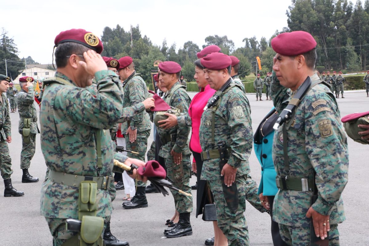 Ejército Ecuatoriano บนทวิตเตอร์: "Los de boina roja son la élite de nuestro @EjercitoECU, hoy en una ceremonia en la que participó el alto mando militar se conmemoró los 62 años del