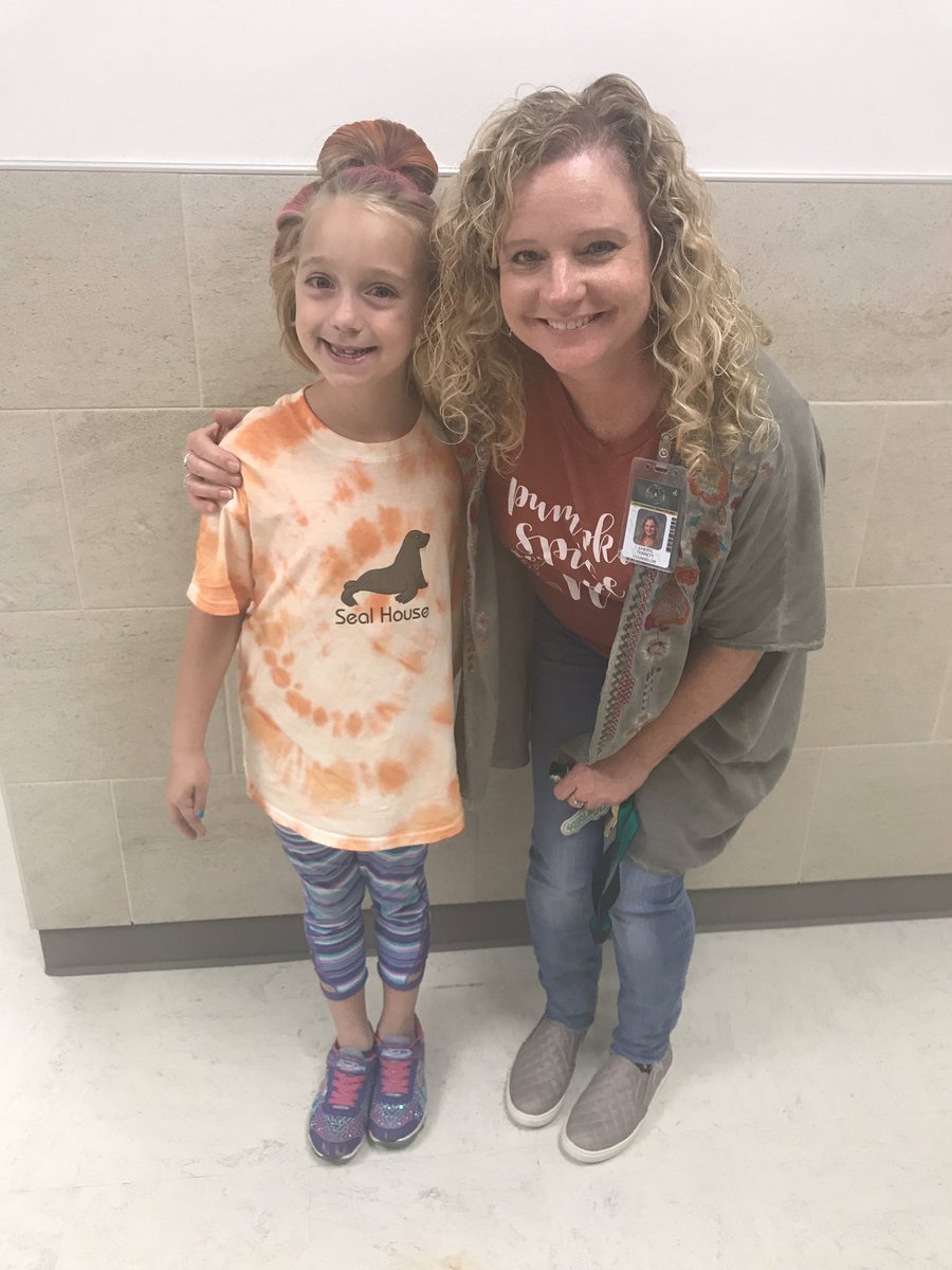 cntorrieri's tweet photo. Red Ribbon Week Kick-off Parade and House Pep Rally was a success! From Head to toe we are drug free! And the Orange Seals, in the House of Fairness, are awesome! @silvercreekazle #azleISDway https://t.co/yETRhC2nfp
