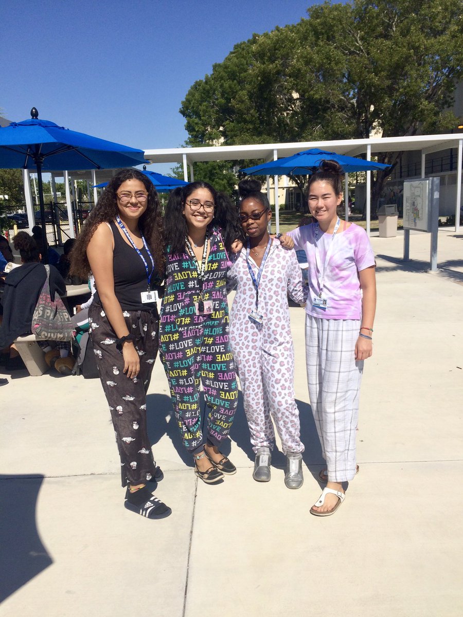 flyinglsga's tweet photo. Mondays are just better in Pajamas. #flyweek #flhshoco @flhsprincipal https://t.co/594FPQ6AnI