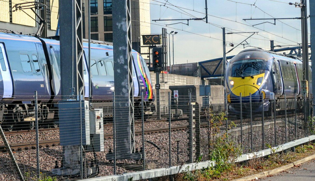 martinw02998119's tweet image. I see a #trainbow 395012 approaching Ashford international on the 19/10/18 #class395 #class395javelin @Se_Railway