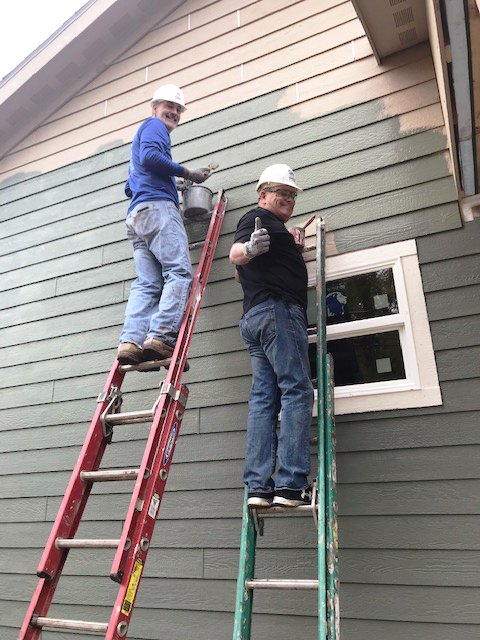 Windsor_Windows's tweet image. Windsor team members put their DIY skills to work to help complete a multi-home complex in northeast Des Moines, Iowa. Crisp fall temps and blue skies made the worthwhile work even more enjoyable.

#habitatforhumanity  #desmoinesiowa #worthwhilework