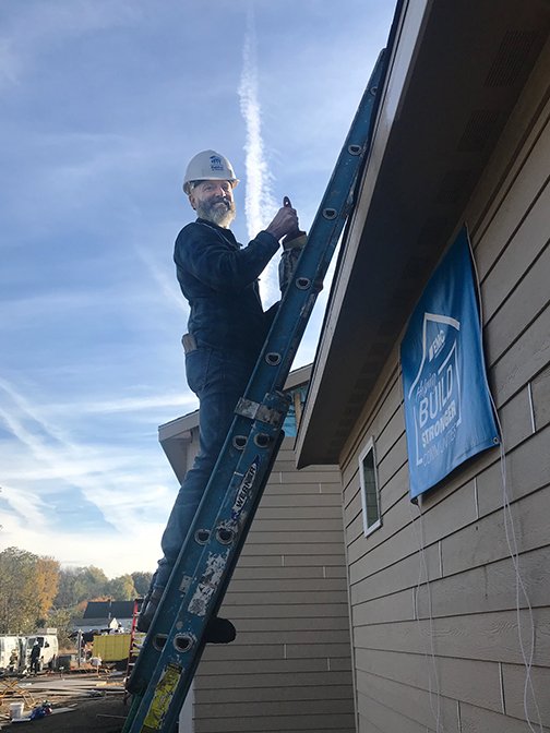 Windsor_Windows's tweet image. Windsor team members put their DIY skills to work to help complete a multi-home complex in northeast Des Moines, Iowa. Crisp fall temps and blue skies made the worthwhile work even more enjoyable.

#habitatforhumanity  #desmoinesiowa #worthwhilework