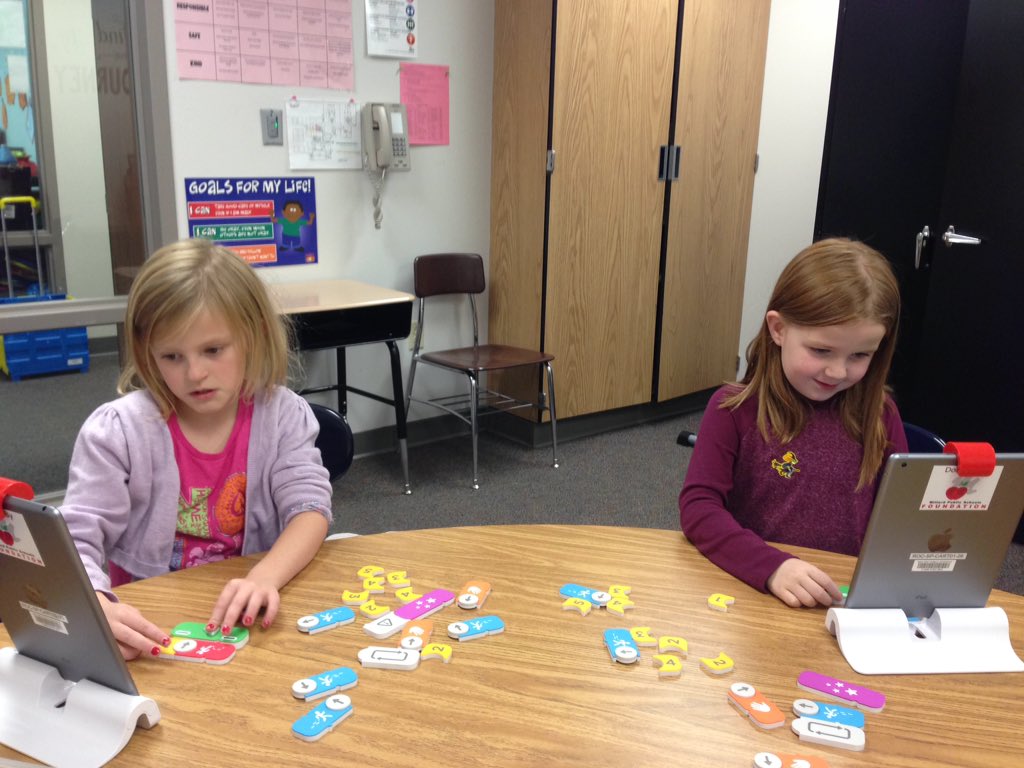 kristin_dolezal's tweet image. 1st grade KOI learning beginning coding skills using the Osmo for iPad! #CodingWithAwbie #MPSRockwell #MPS_HAL