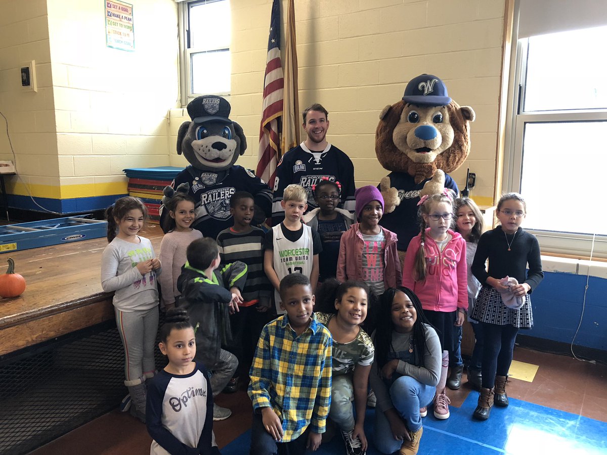Trax_RailersHC's tweet image. First reading program kick off of the year took place at Tatnuck Magnet School! @Dotes28 read his favorite hockey book to over 100 students this morning! @RailersHC @WooBaseball @JakeTheLion14 @worcesterpublic