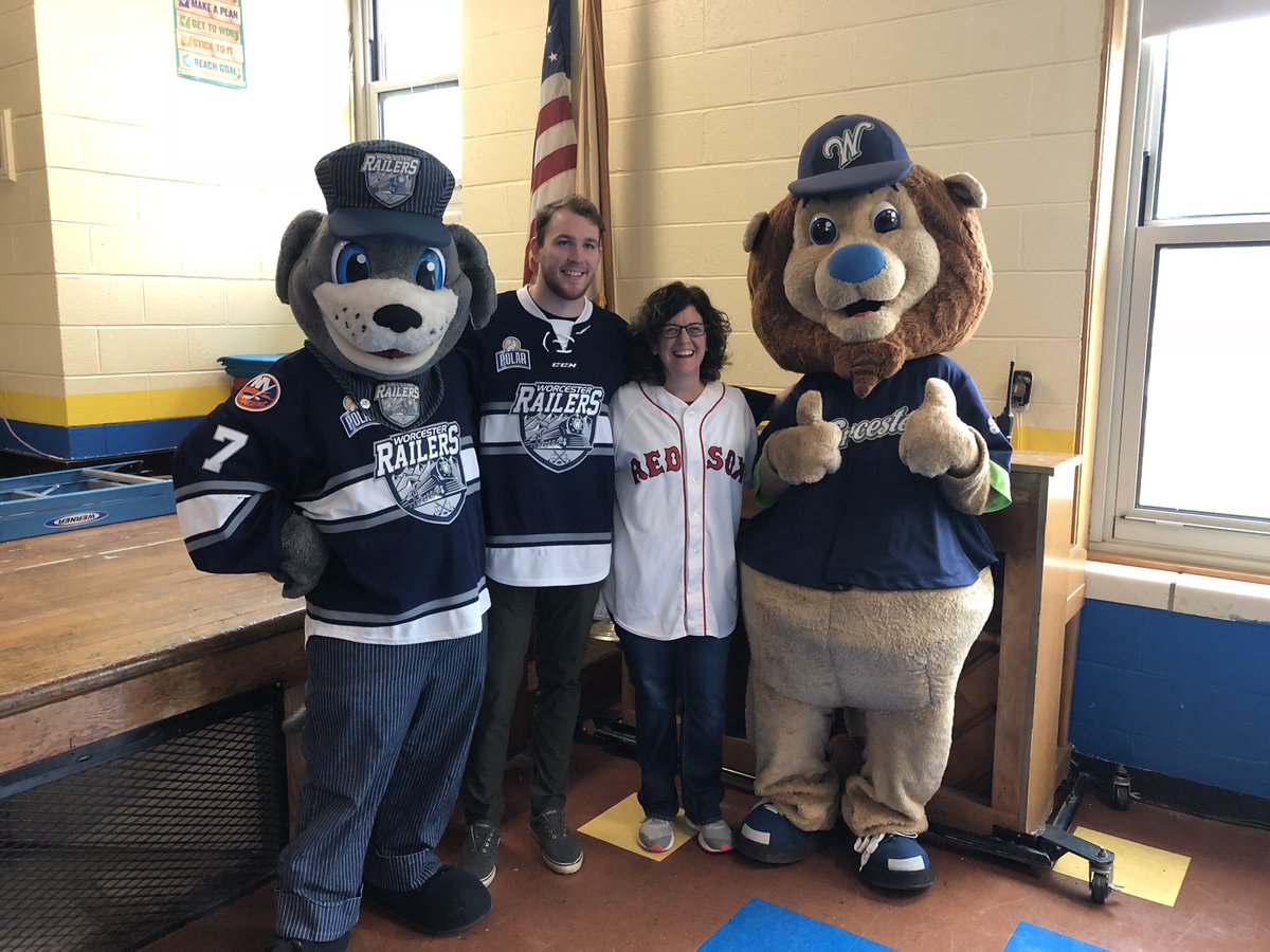 Trax_RailersHC's tweet image. First reading program kick off of the year took place at Tatnuck Magnet School! @Dotes28 read his favorite hockey book to over 100 students this morning! @RailersHC @WooBaseball @JakeTheLion14 @worcesterpublic