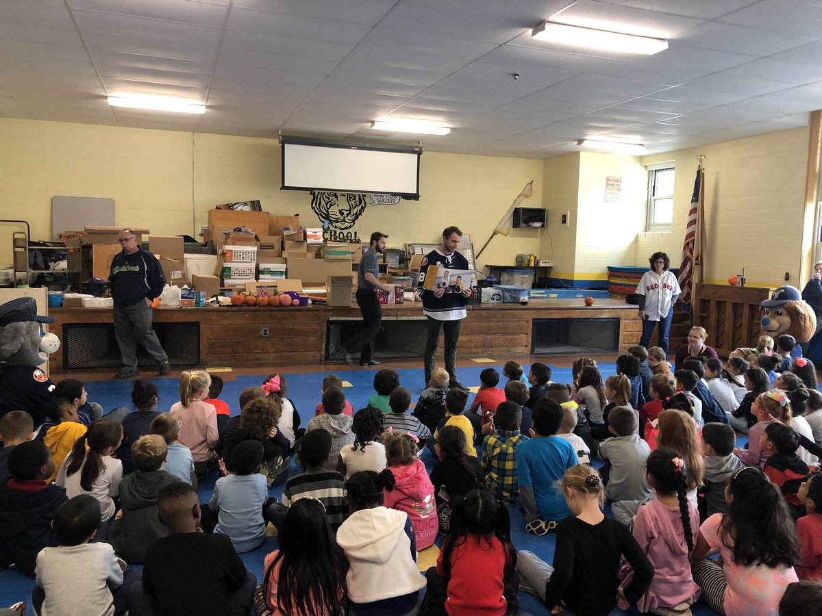 Trax_RailersHC's tweet image. First reading program kick off of the year took place at Tatnuck Magnet School! @Dotes28 read his favorite hockey book to over 100 students this morning! @RailersHC @WooBaseball @JakeTheLion14 @worcesterpublic