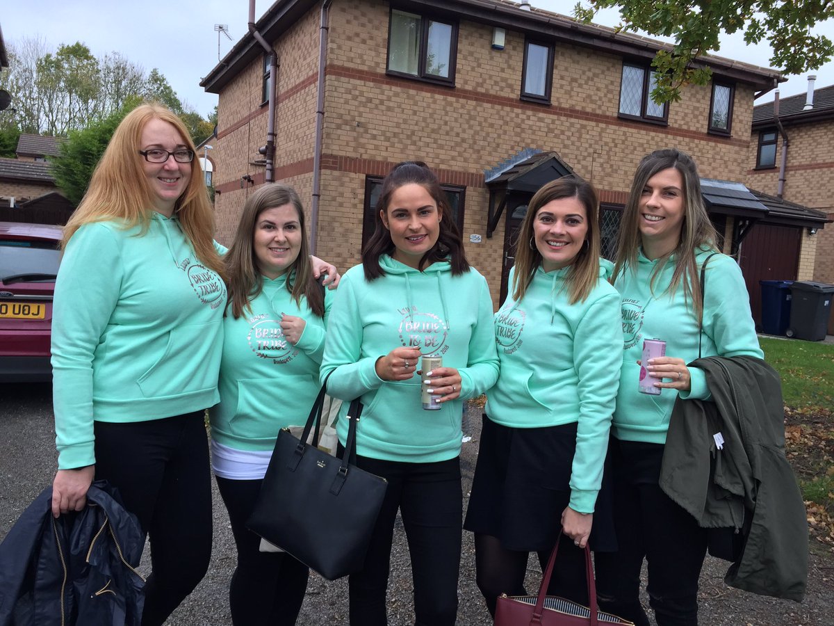 tashaelly's tweet photo. Lovely weekend away for Laura’s hen do 💃🏼🍻🍸👰🏻🎉😝 #igotthekey #buda #pest https://t.co/Z15xMizyql