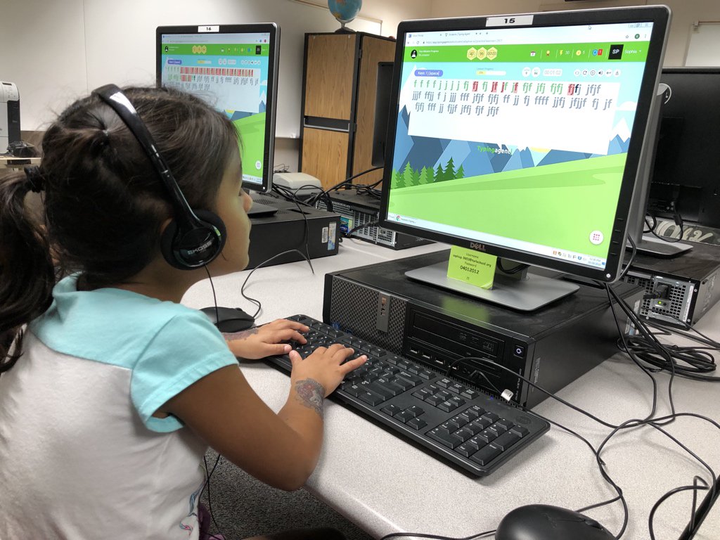 Working with some of my 1st grade friends at @earlexplorers today on their keyboarding position and posture with @typingagent_com. Looking good for their first lesson!! 👍🏼#TechInTUSD #EdTech