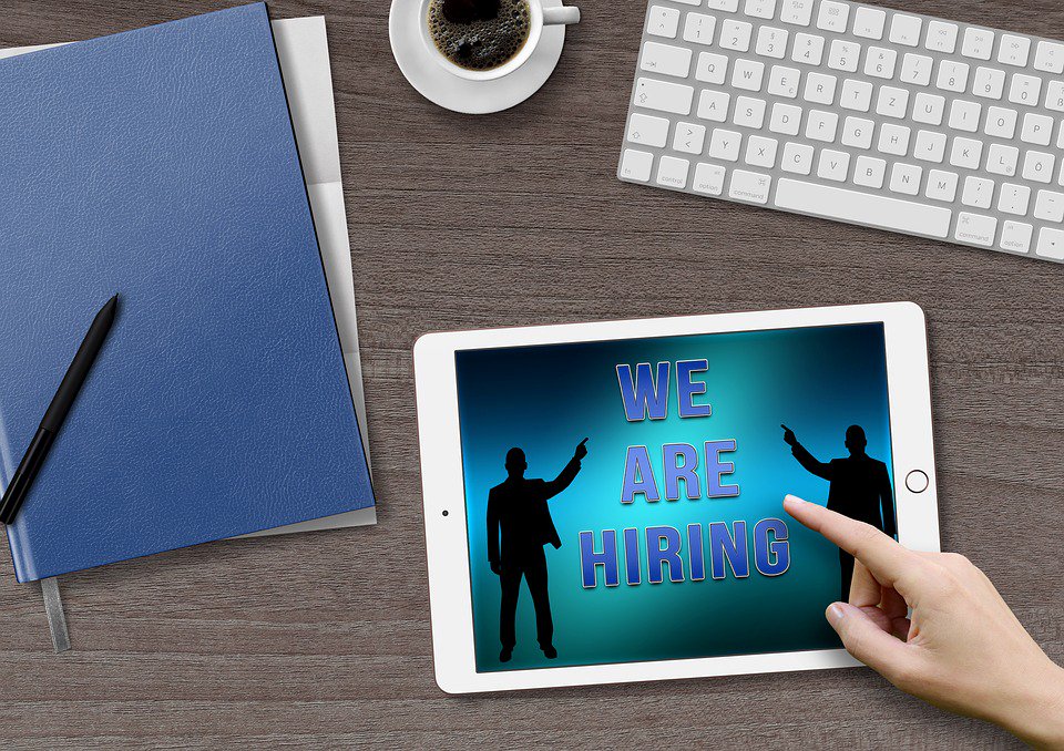 policia's tweet image. ¿Estás buscando empleo? DESCONFÍA de ofertas si:
❌Te piden llamar a un número de tarificación especial
 ❌Están mal redactadas 
 ❌Solicitan un pago 
 ❌Puedes ganar dinero en poco tiempo y de forma fácil