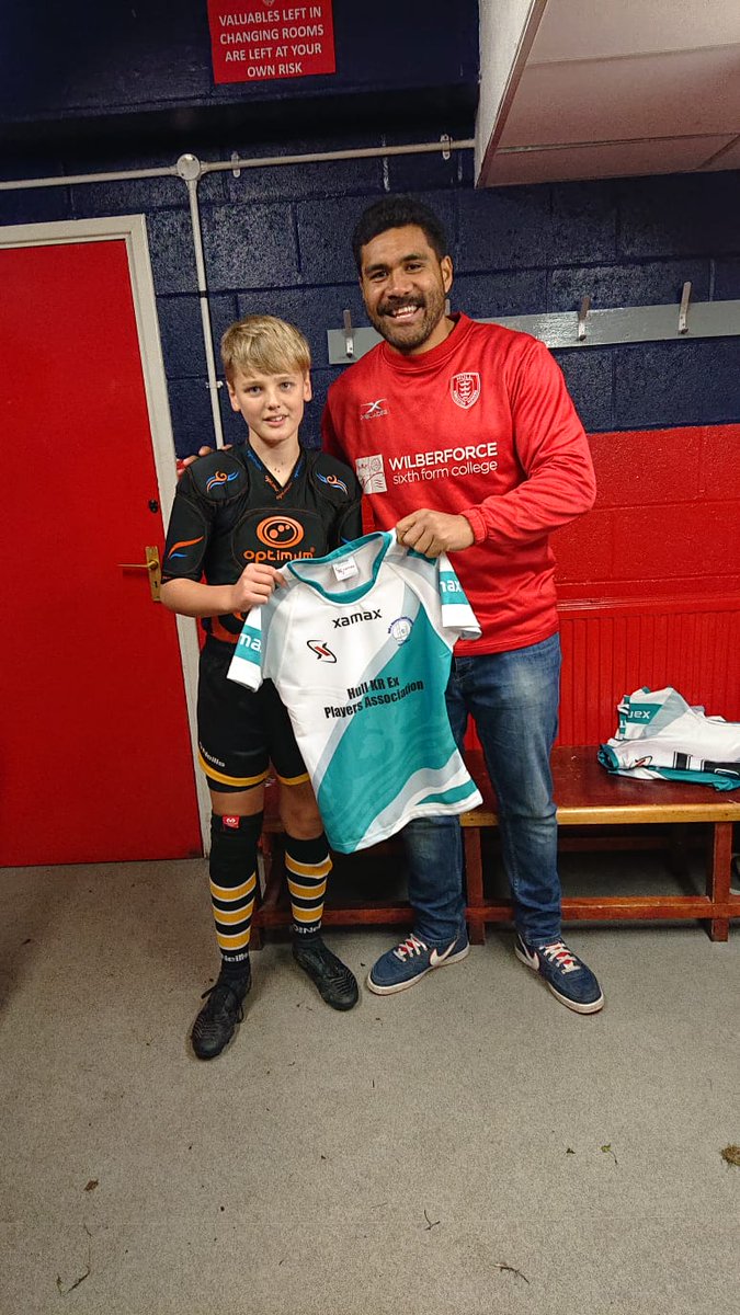 BroadbentA66's tweet photo. Stan been presented with his East shirt. @hullkrofficial #prouddad.. https://t.co/mH0RyjjUbI