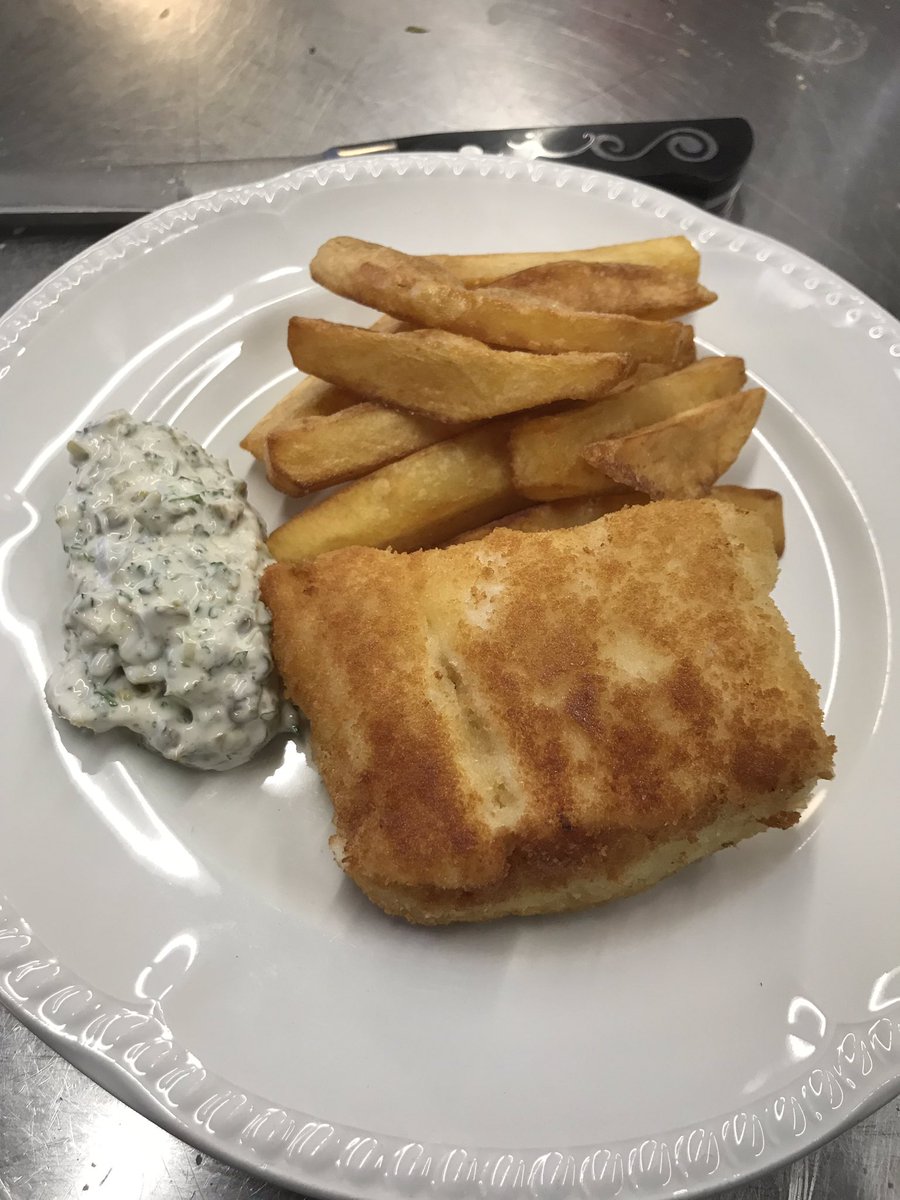ChefAllsworth's tweet image. Pan fried fish with chips and tartar sauce #simplesupper with the @BStairsCatering progression chefs... #freshfish #coastalcollege