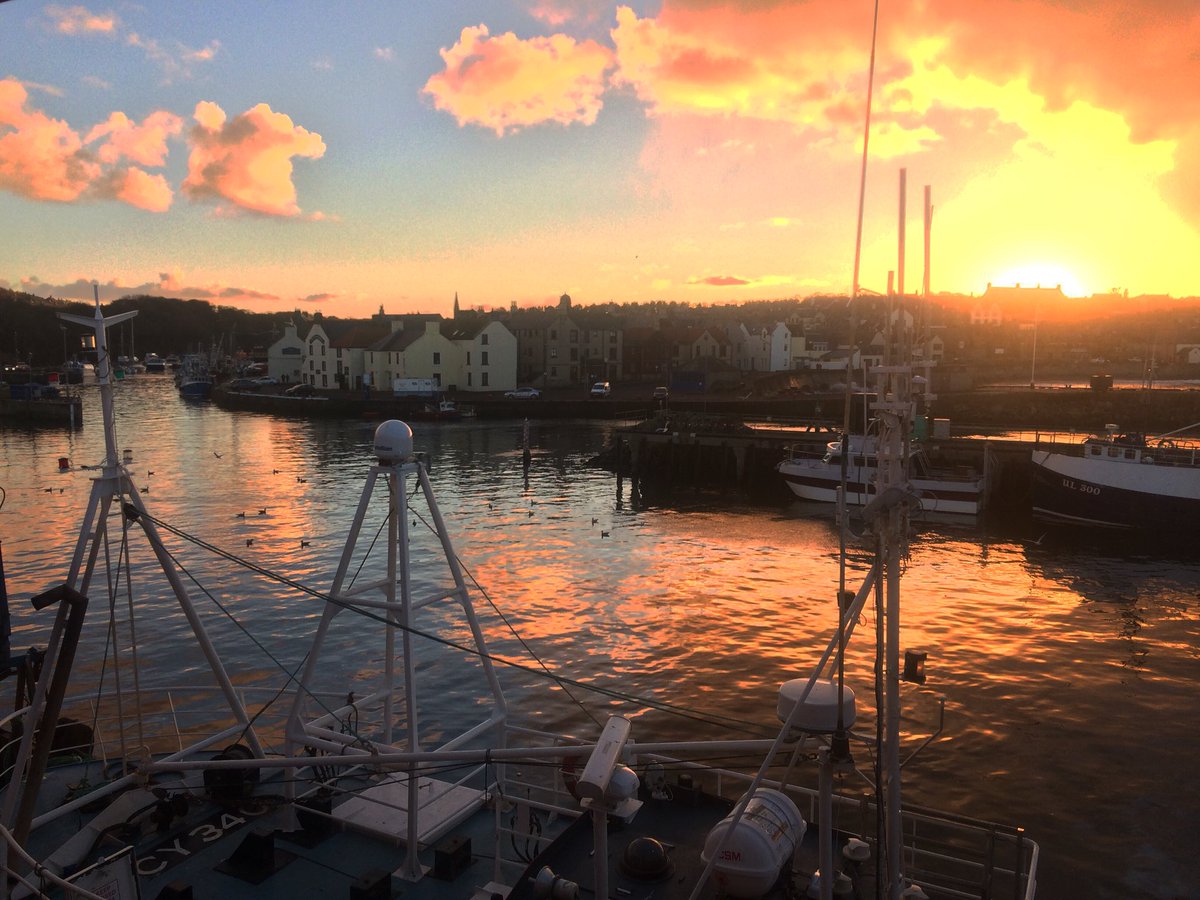VisitBCoast's tweet image. Beautiful sunset at Eyemouth Harbour! #VisitBerwickshireCoast