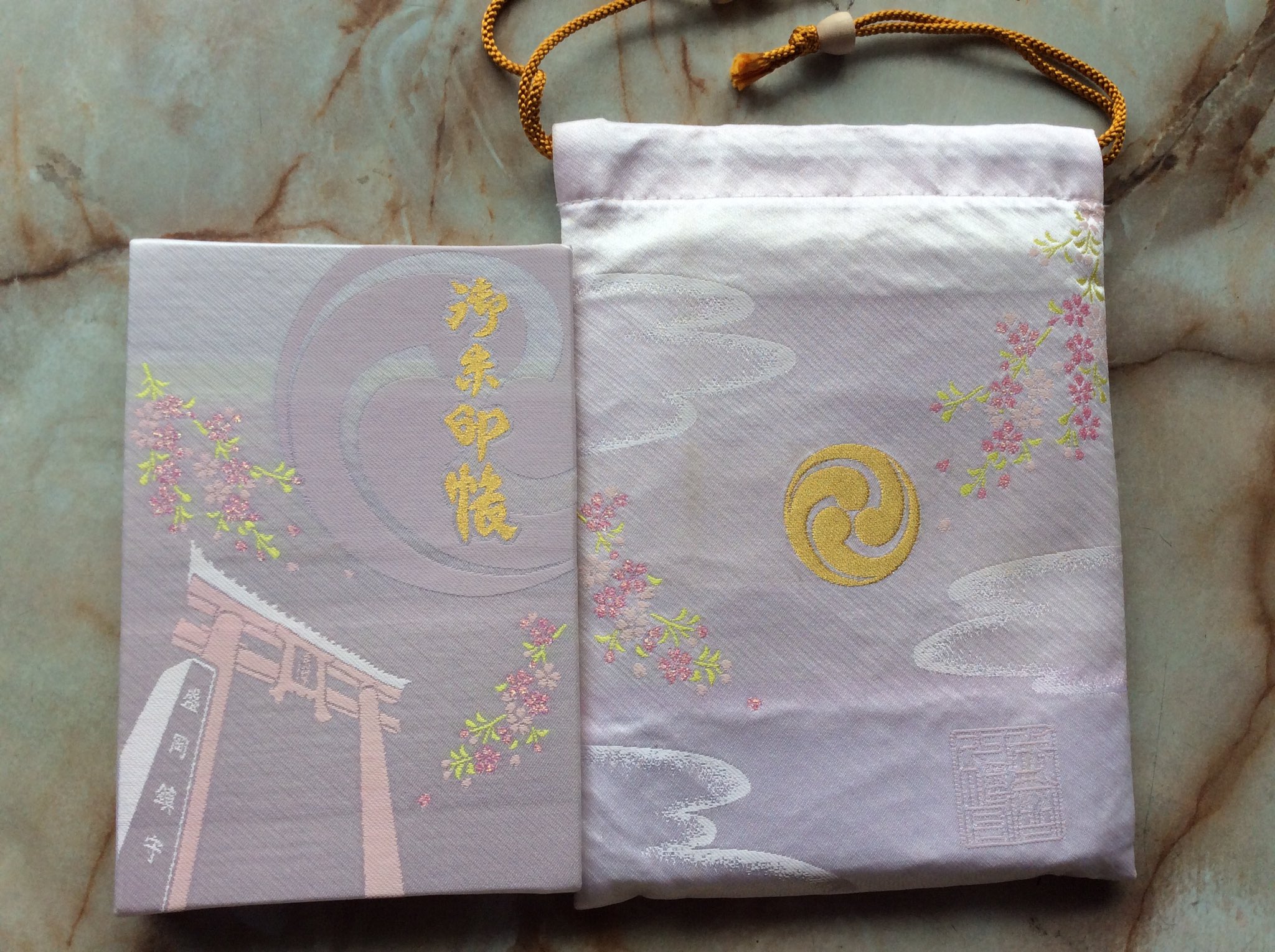 はる 盛岡八幡宮のお気に入りの御朱印帳 一冊コンプしたので二冊目買いました T Co Toyi8voetp Twitter