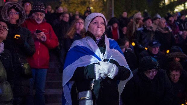 CP24's tweet photo. Toronto vigil honours victims of Pittsburgh synagogue massacre https://t.co/GwpvUYzFbB https://t.co/x3JcI6FdrY