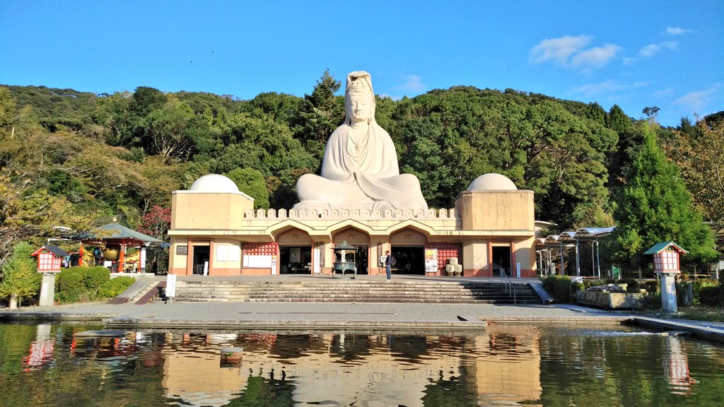 Anduminas's tweet photo. One of the holy #Buddhistic #temples. Look at that huge #Buddha, oh, and beware the #monkeys.
#Kyoto #JapanDay #Japan https://t.co/UxBVSFaOVh