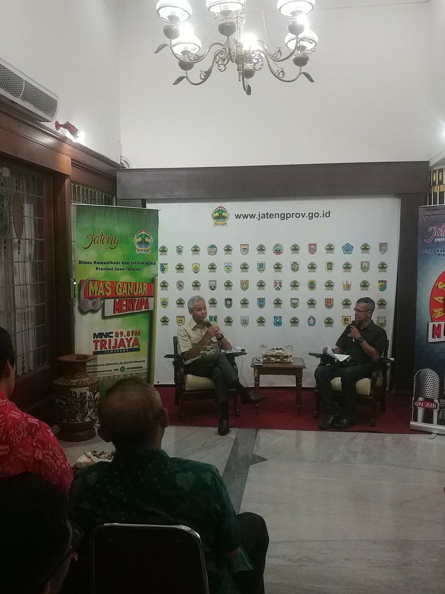 "Siapapun yg mendapat tawaran dari calo atau oknum, yg mengaku bisa membantu bisa jadi PNS. Foto saja segera laporkan melalui socmed, sy akan pecat jika itu PNS Pemprov" <a href="/ganjarpranowo/">Ganjar Pranowo</a> #MasGanjarMenyapa #MenyeleksiAbdiNegara #CPNS2018