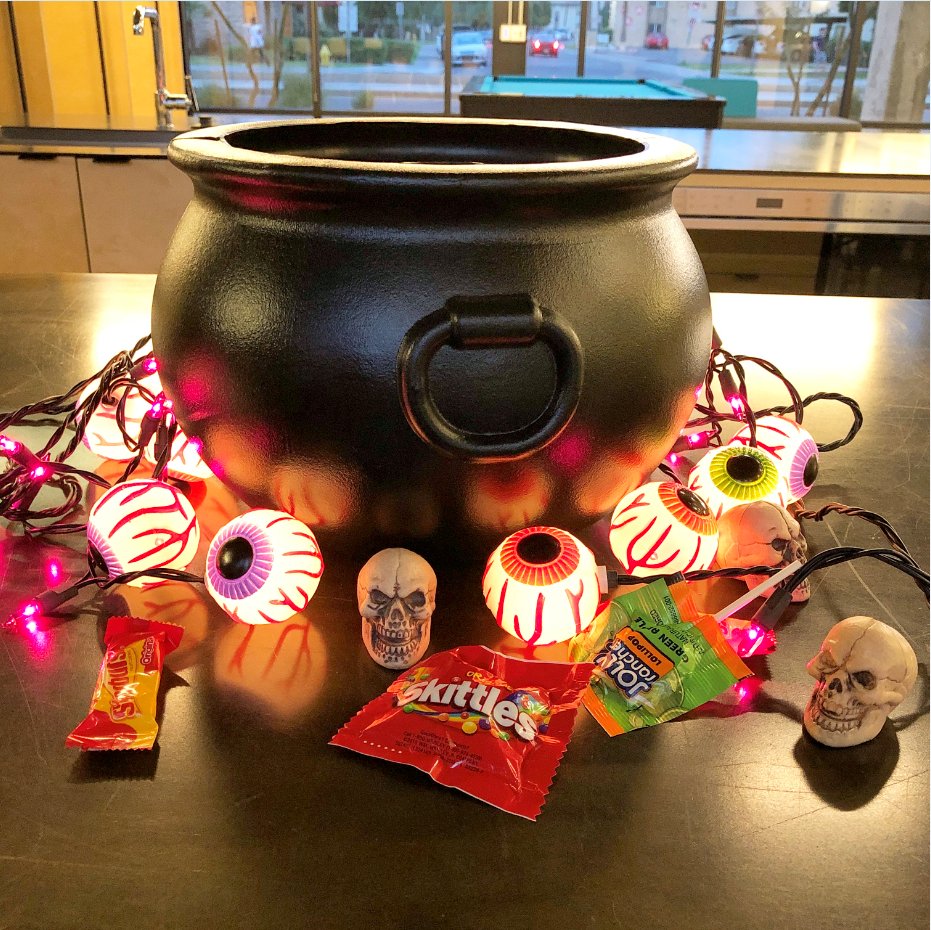 vertexapts's tweet photo. 2 days left until our Halloween Party! Stop by on Wednesday at 5 pm in your favorite costume, and you could be our grand prize winner! See you all there! https://t.co/YalThhBz2m