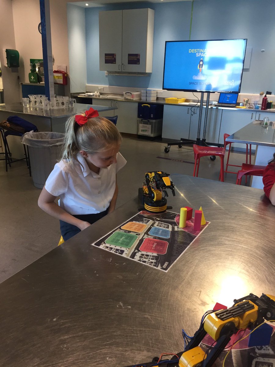 Kininmps's tweet photo. Having fun at Space School @gsc1 #KIMstem https://t.co/MeOqypnJoX