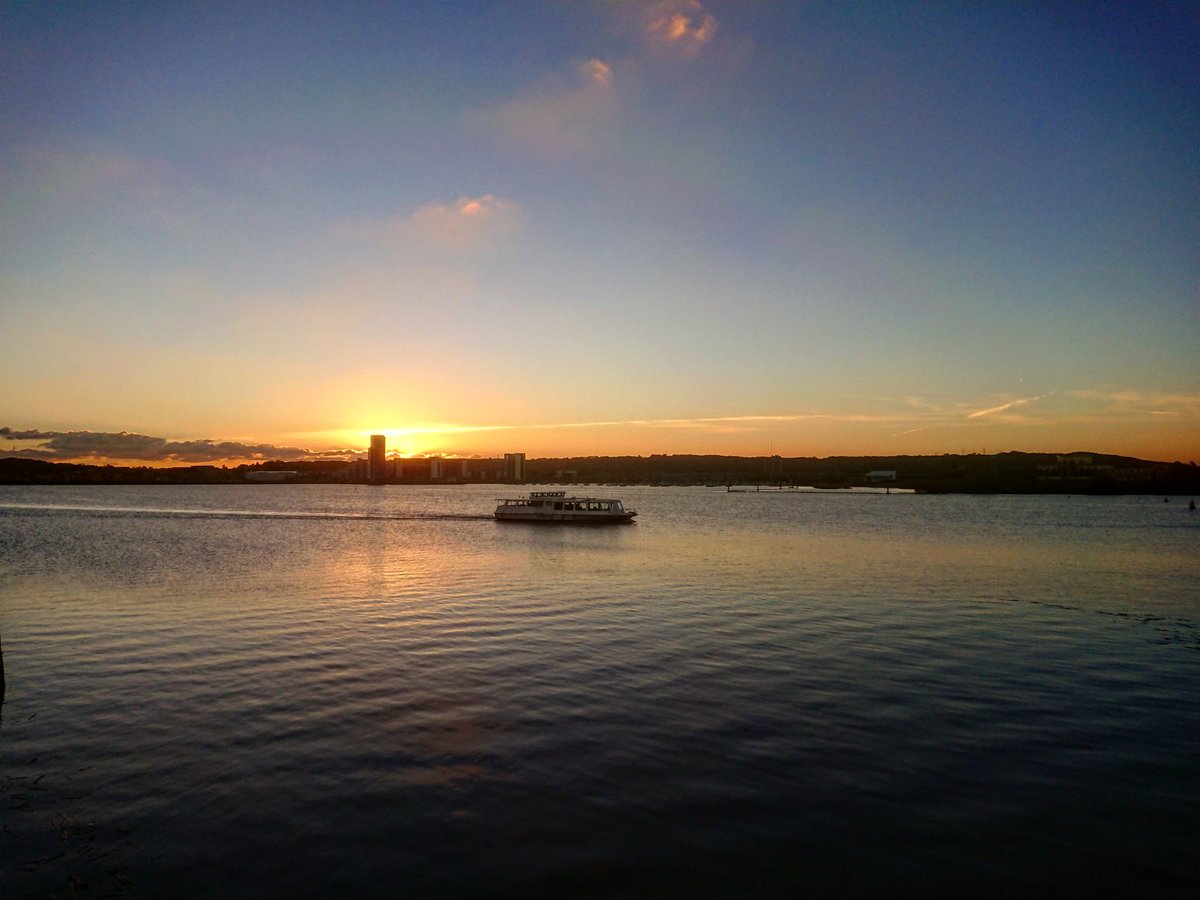 Darren3144's tweet photo. A view of the stunning sunset taken last night looking out across Cardiff Bay, Cardiff, Wales, UK.. #wales #visitwales #cardiffbay #cardiffbaybarrage #dragoninpocket #cardiffcouncil https://t.co/6dPX5Iwuys