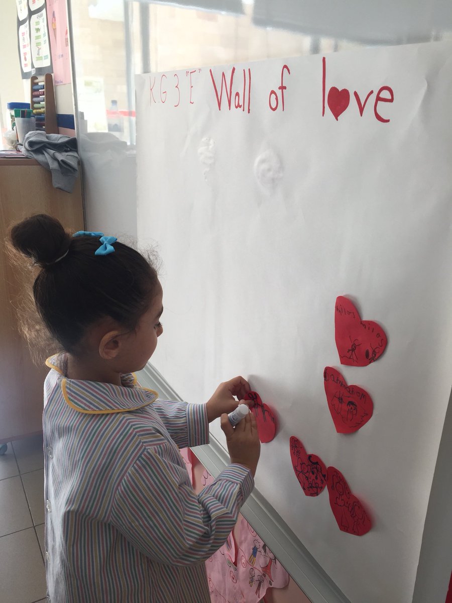 ghina_jomaa's tweet photo. KG3E learners decorated the Wall of Love by drawing there best friends &amp; how they share this love &amp; friendship. #SEL #love #FriendshipGoals #OneHeart @DawhaHighSchool @emankhashoun @FThaalby https://t.co/0Q7vYGTAfZ