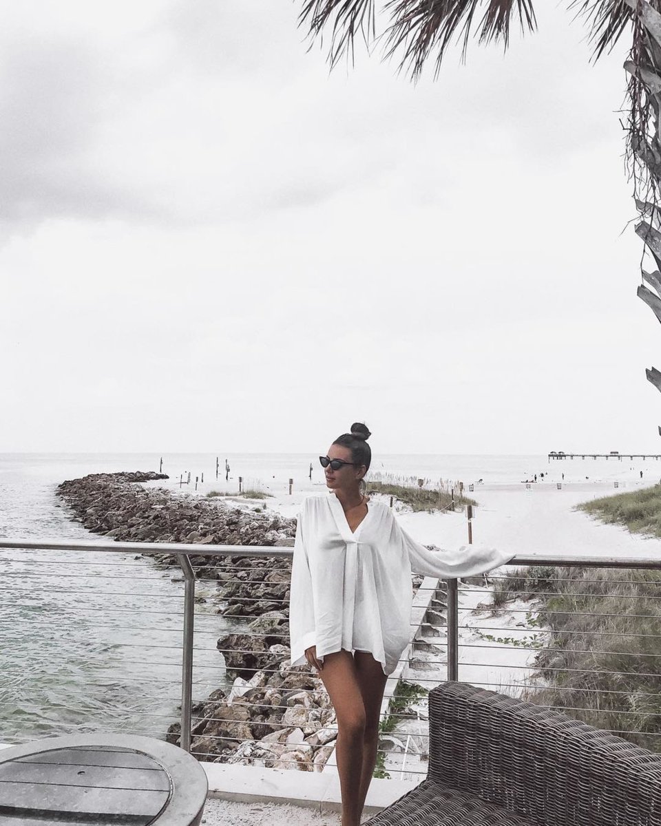 Photo ops, happy hour drinks, and cornhole. Our tiki bar has it all! (IG/liiby)