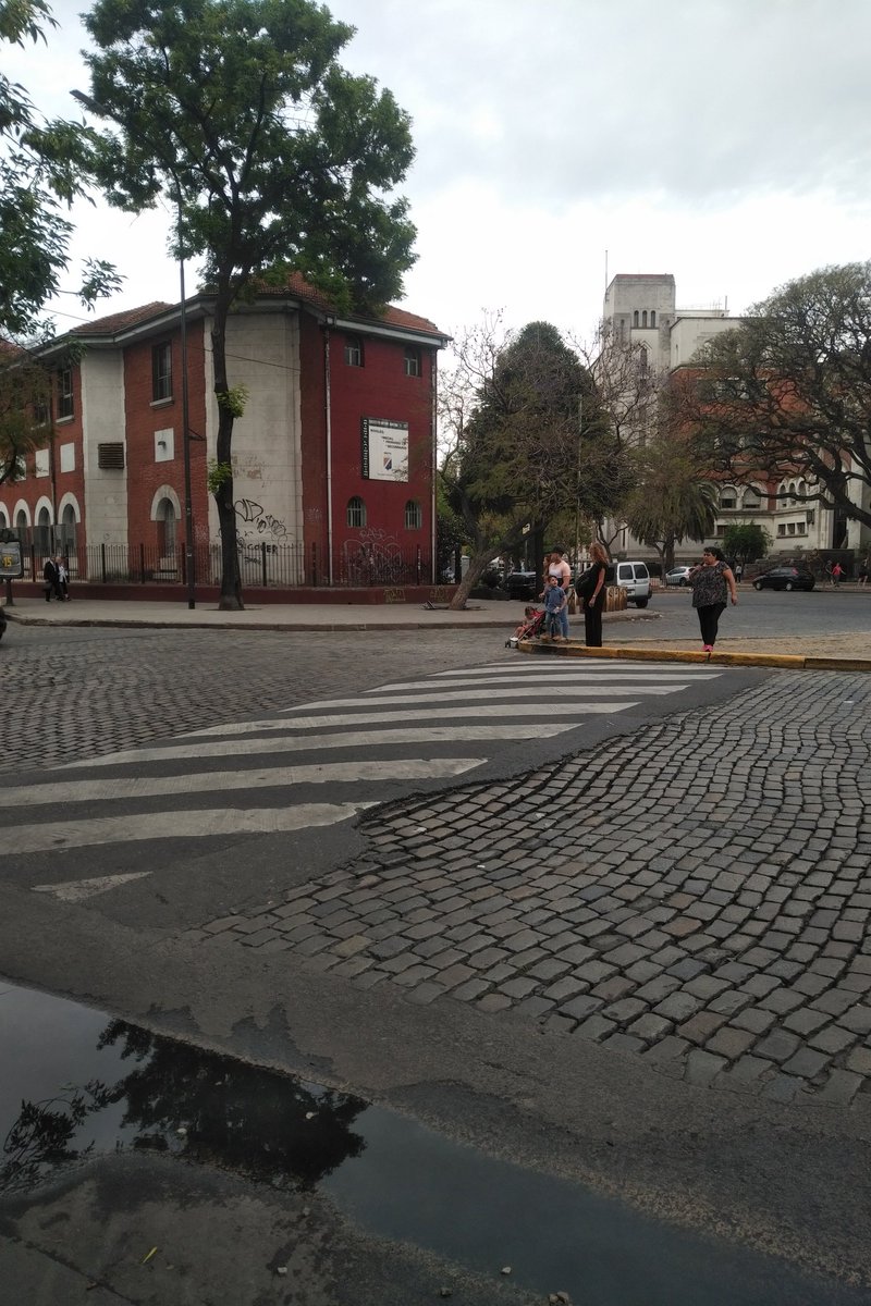 LukesStrike's tweet photo. A ver si lo logramos repitiendolo todos los días ya que pidiendoselo cara a cara a @horaciorlarreta no hubo resultado alguno aunque me derivaron a 1 secretaria que anotó mi celular y nunca me llamaron: un semáforo para Marechal y Machado donde cruzan de escuela con peligro @gcba https://t.co/6dTl21cUxP