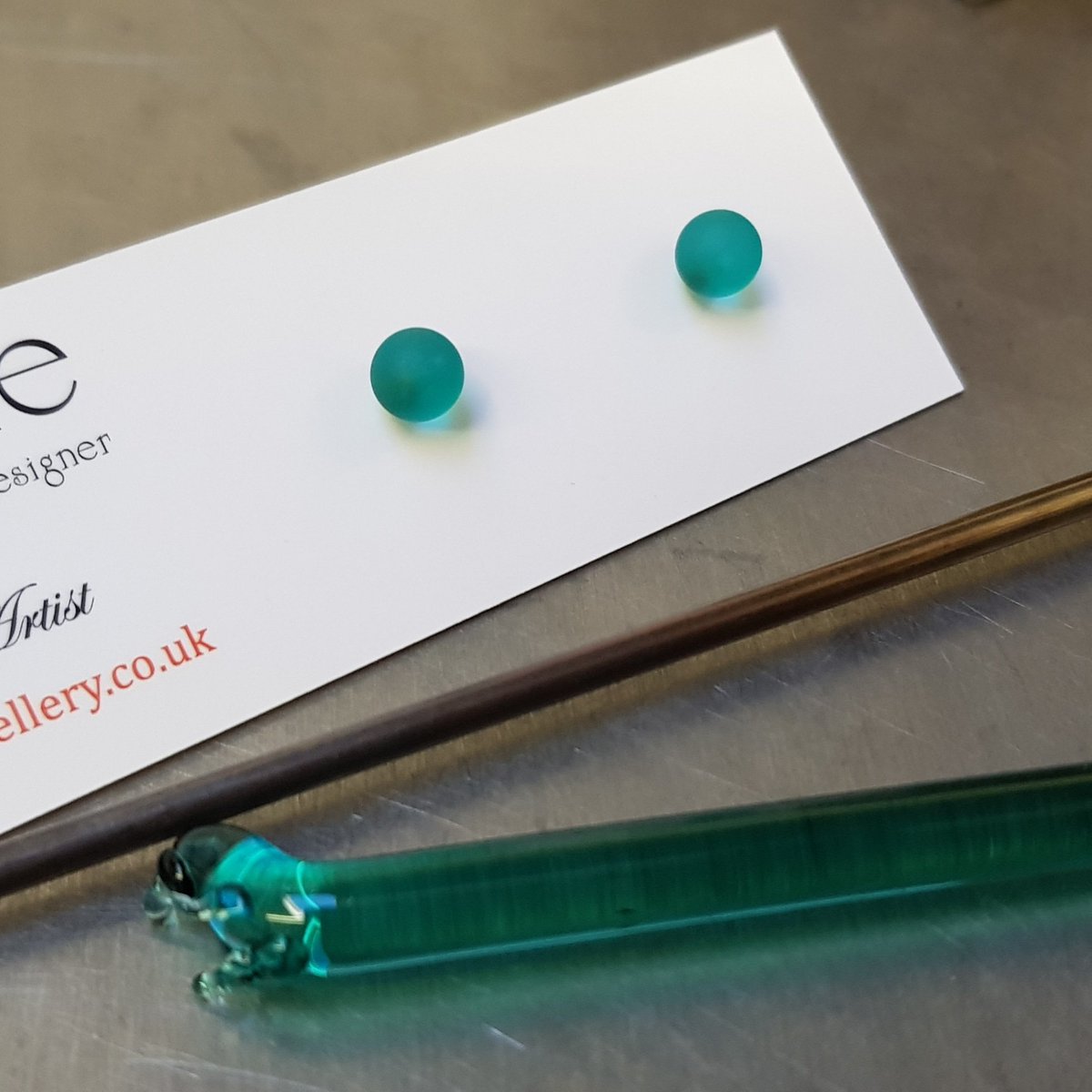 Love these little frosted surgical steel teal studs. Did you know that these studs are available in either a gloss or frosted finish.
#studs #glass #earrings #lampwork #handmade #frosted #gloss