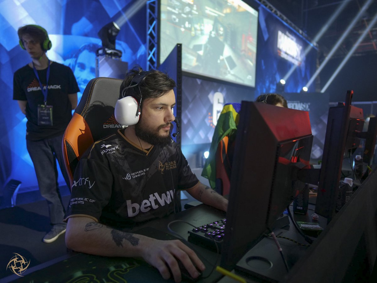NinjasInBrazil's tweet photo. A gente tarda mas não falha. Tô um pouco atrasado, mas tô aqui.
Nós estamos ao vivo contra a @FaZeClan nas finais da @OGARainbow6PIT!
📺https://t.co/YsESWRx19z
#GONINJAS #R6S #R6Pit https://t.co/XQcgcodxd1
