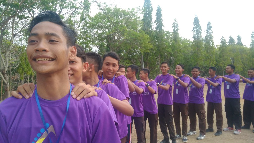 LATIH KEKOMPAKAN TIM MELALUI KEGIATAN OUTBOND pramukapos.com/rizalulfikri/l…